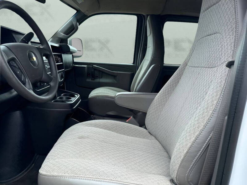 2025 Chevrolet Express LS 3500
