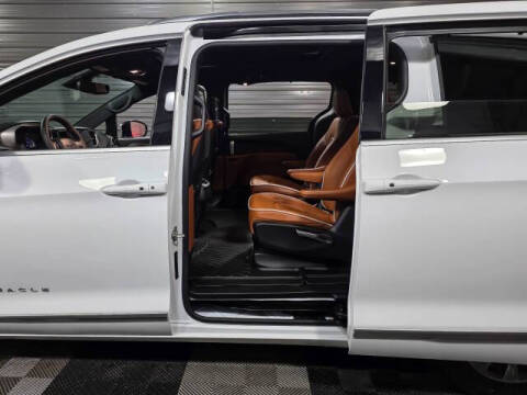 2025 Chrysler Pacifica Plug-In Hybrid Pinnacle