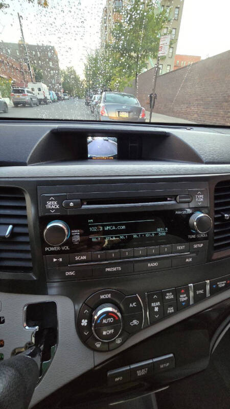 2014 Toyota Sienna LE 7-Passenger Auto Access Seat