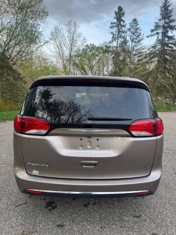 2017 Chrysler Pacifica Touring-L