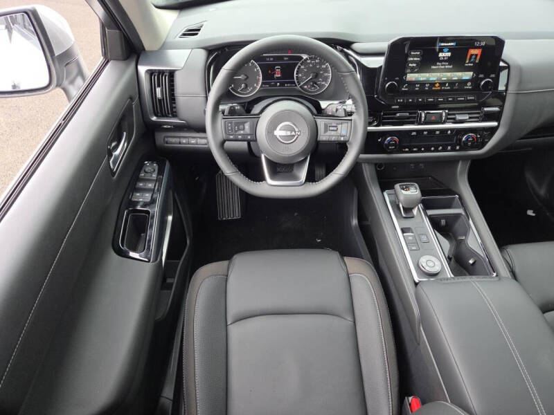 2025 Nissan Pathfinder SL