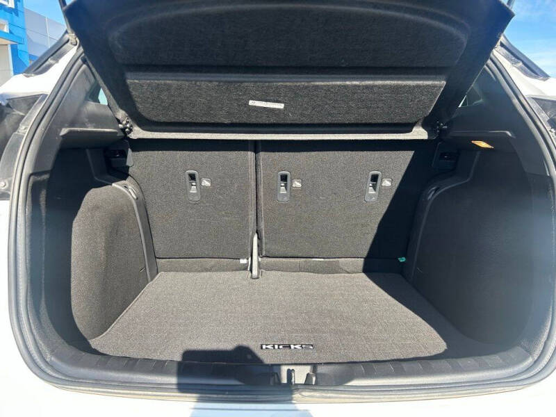 2023 Nissan Kicks SR