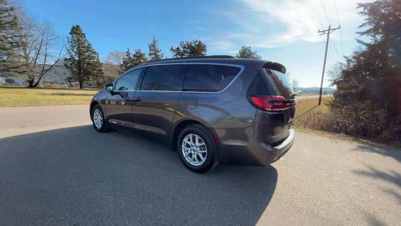 2022 Chrysler Pacifica Touring L photo 3