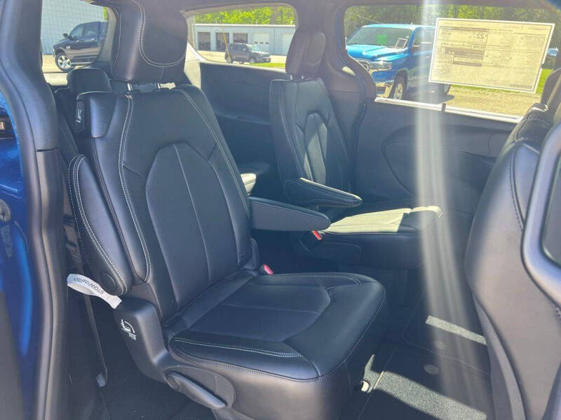 2027 Chrysler Pacifica Select