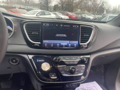 2025 Chrysler Pacifica Select