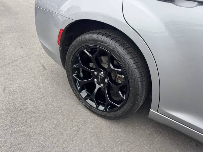 2018 Chrysler 300 S