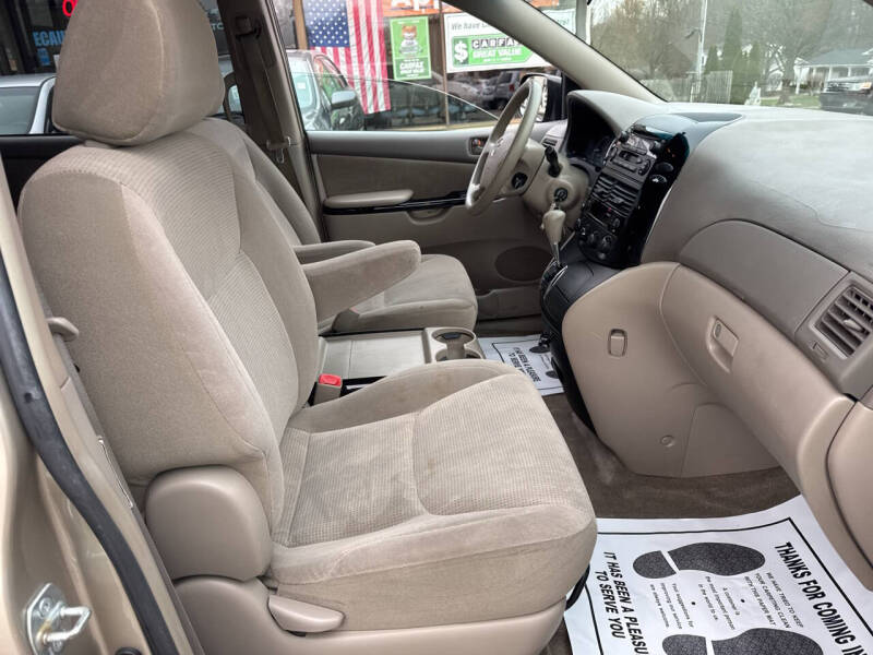 2005 Toyota Sienna LE 8 Passenger