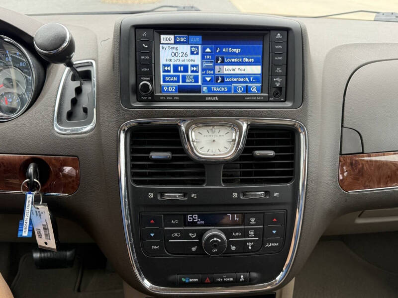 2011 Chrysler Town and Country Touring-L