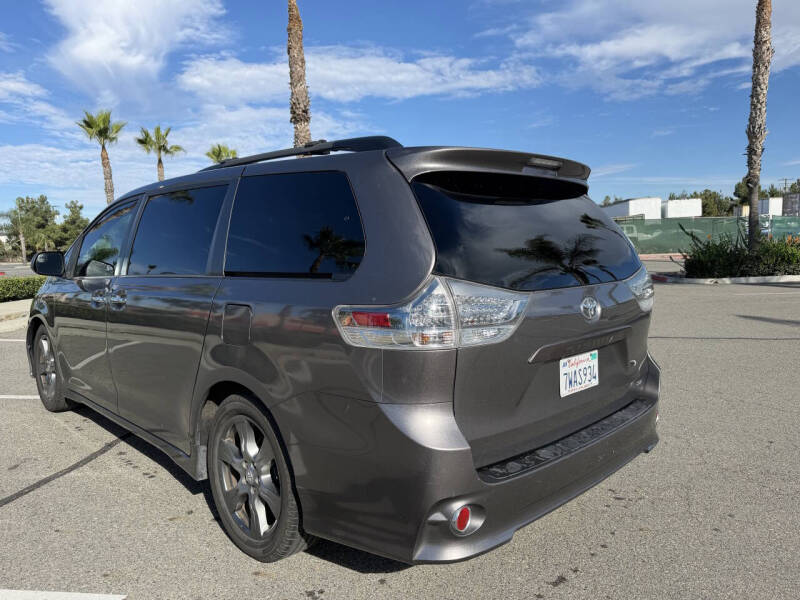 2017 Toyota Sienna SE 8-Passenger