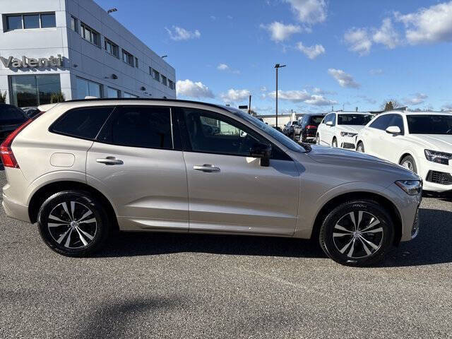 2025 Volvo XC60 B5 Core Dark Theme