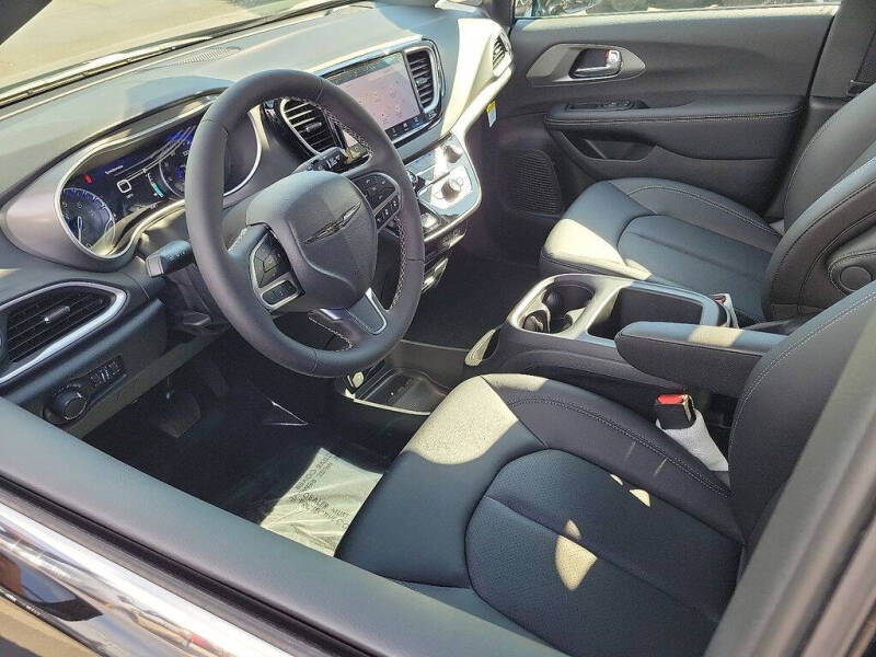 2025 Chrysler Voyager LX