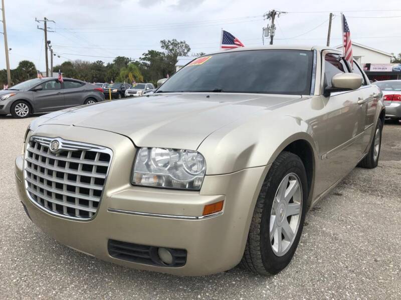 2005 Chrysler 300 for sale at EXECUTIVE CAR SALES LLC in North Fort Myers FL