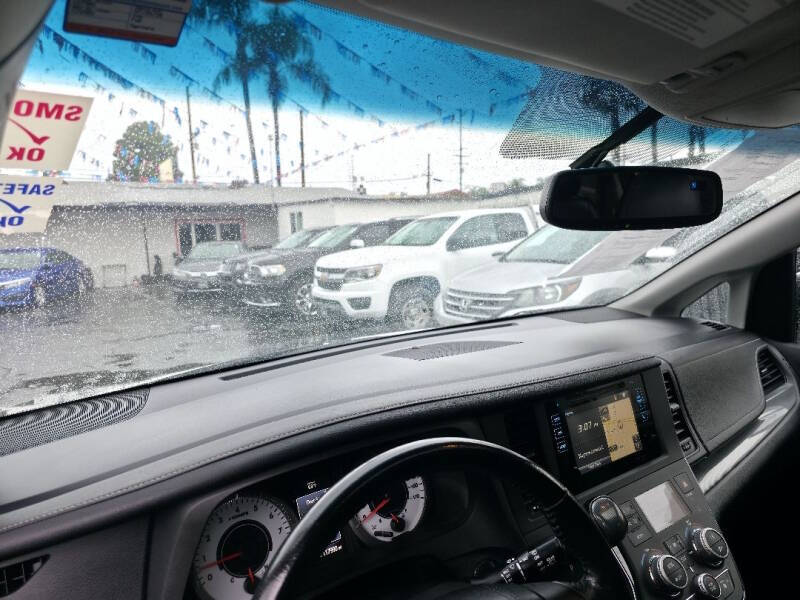 2016 Toyota Sienna SE 8-Passenger