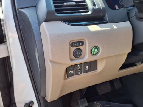 2022 Honda Pilot Touring w/Rear Captain's Chairs