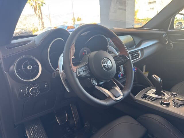 2025 Alfa Romeo Stelvio Intensa