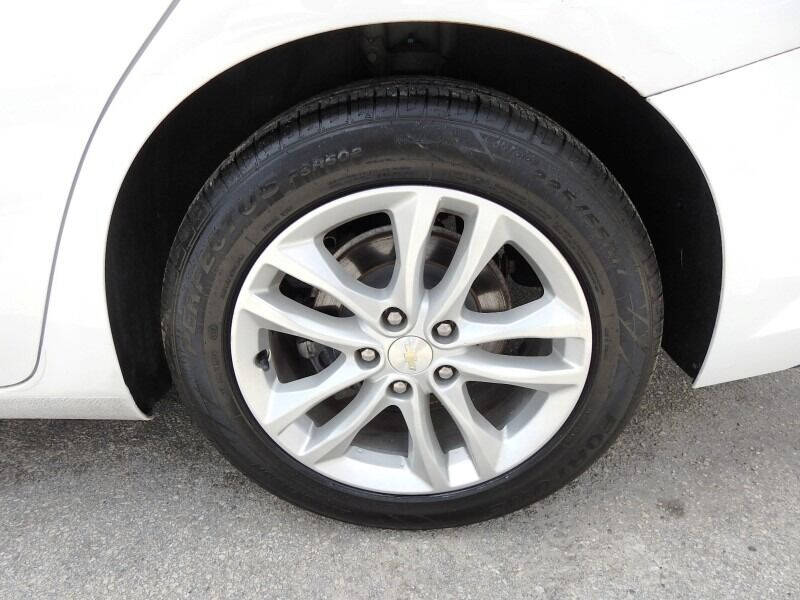 2018 CHEVROLET Malibu Sedan - $14,000