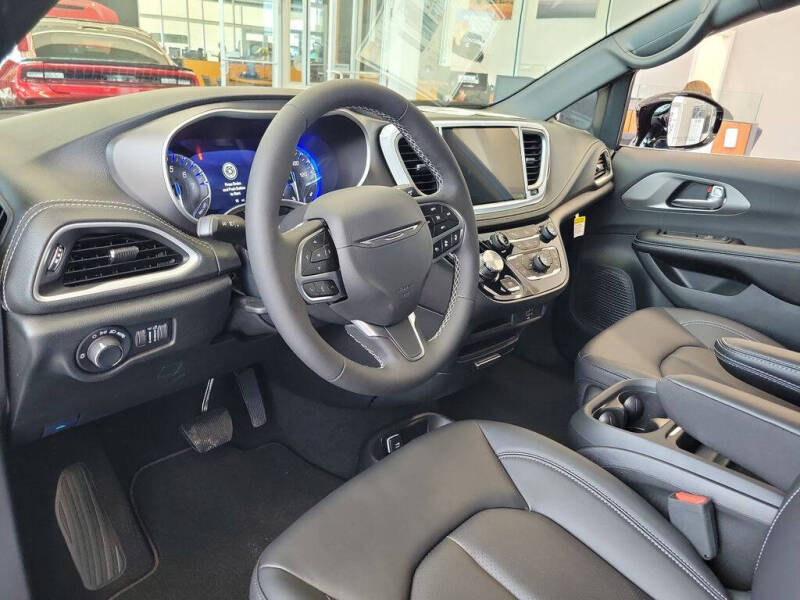 2027 Chrysler Pacifica Select