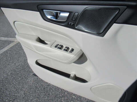 2022 Volvo XC60 B5 Momentum