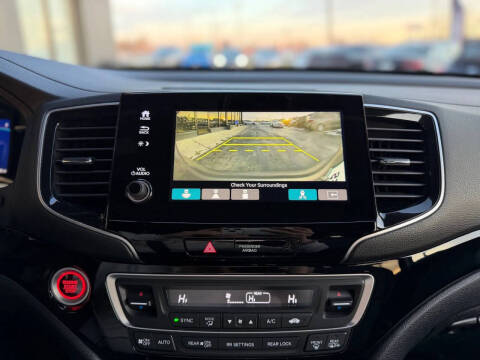 2021 Honda Pilot Touring w/Rear Captain's Chairs