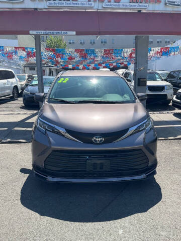 2022 Toyota Sienna LE 8-Passenger