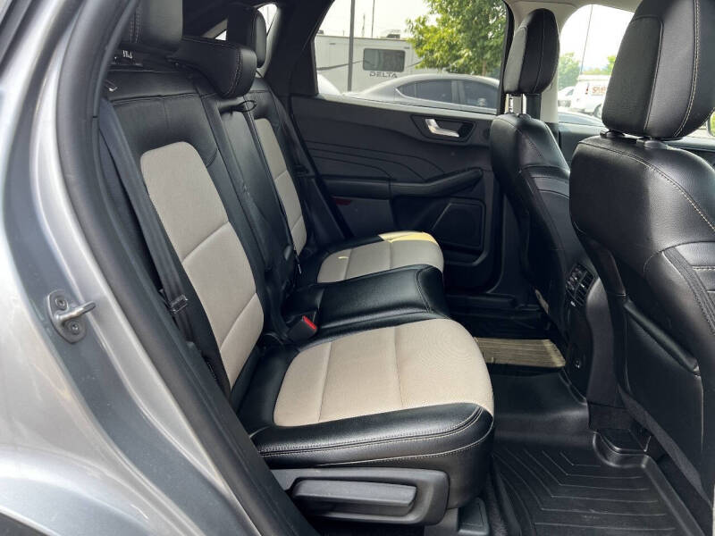 2022 Ford Escape Hybrid Titanium