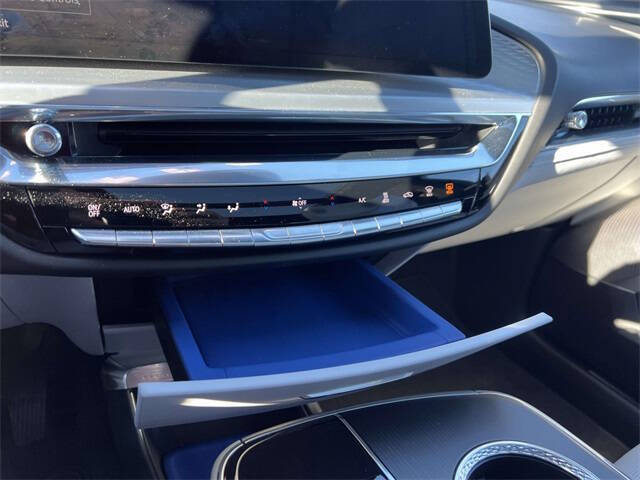 2024 Cadillac LYRIQ Luxury 2