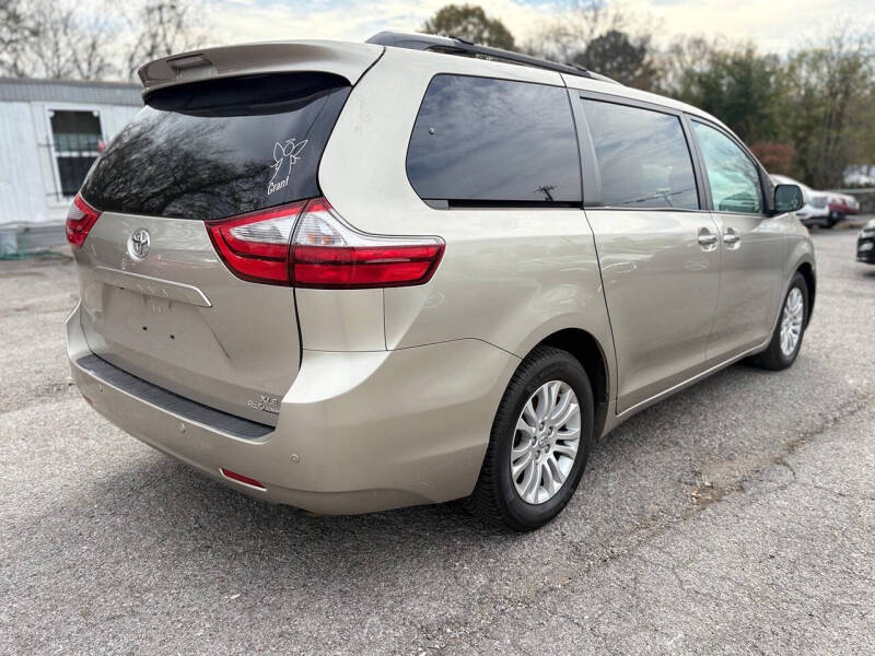 2017 Toyota Sienna XLE Premium 8-Passenger