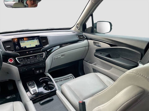 2021 Honda Pilot Touring w/Rear Captain's Chairs