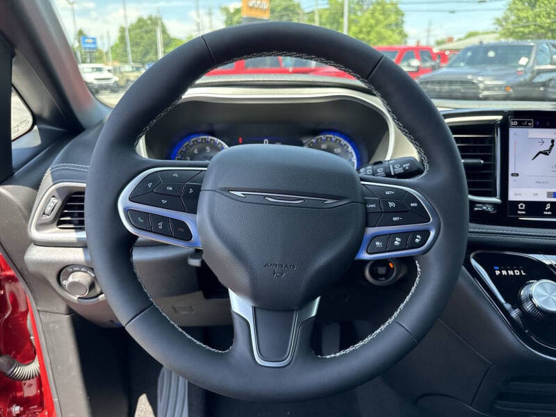 2027 Chrysler Pacifica Select