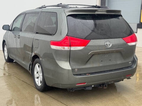 2013 Toyota Sienna LE 7-Passenger Auto Access Seat