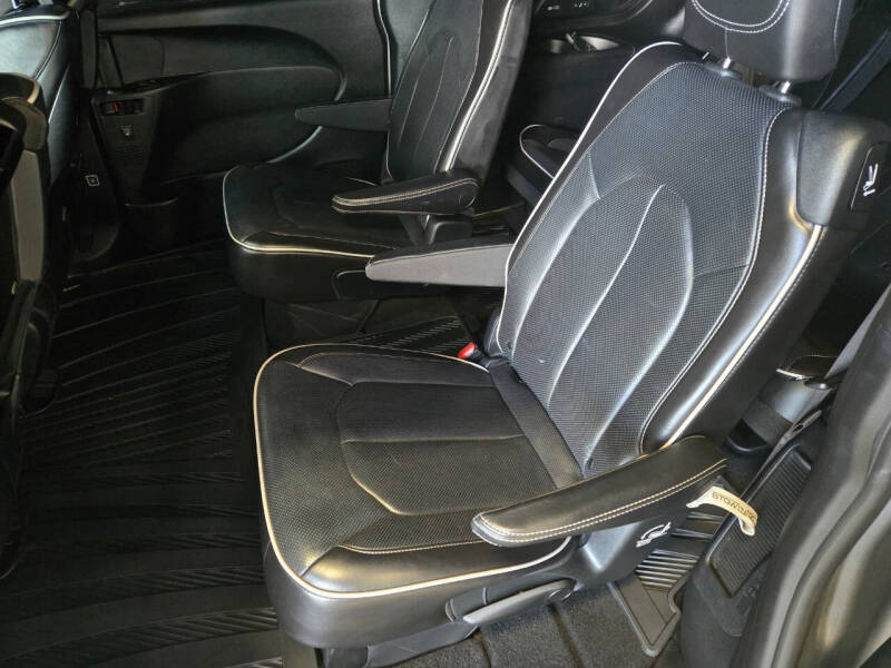 2020 Chrysler Pacifica Limited Red S