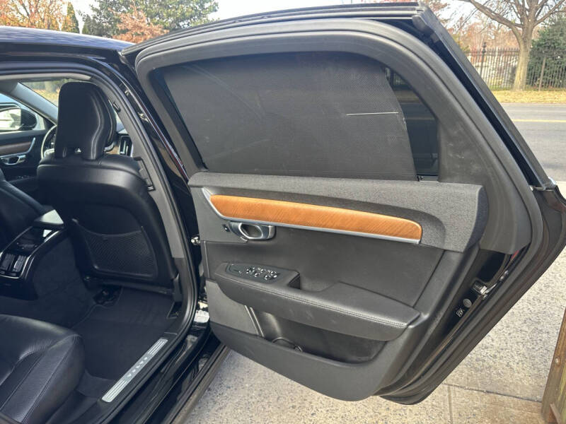 2022 Volvo S90 B6 Momentum