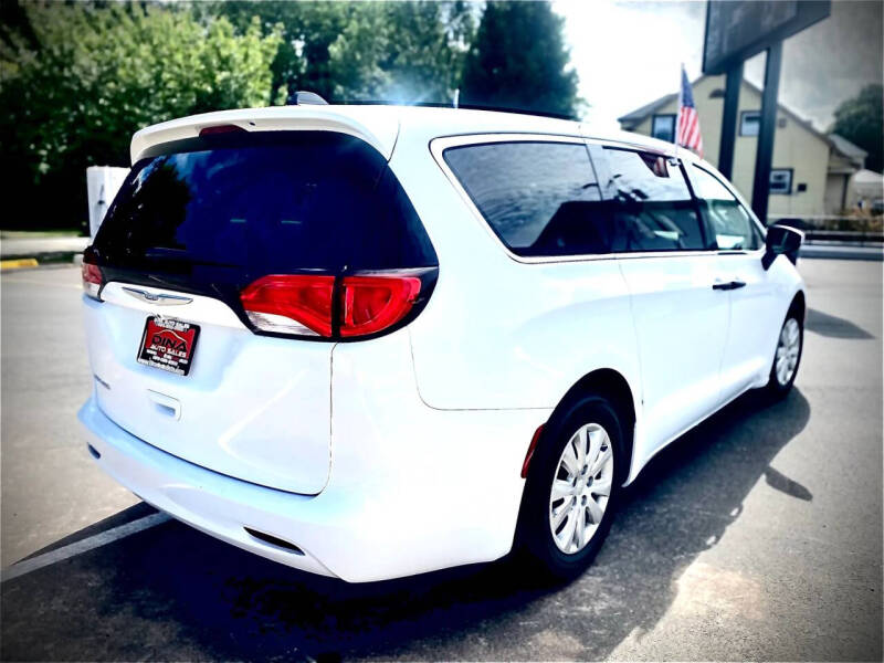 2020 Chrysler Voyager L
