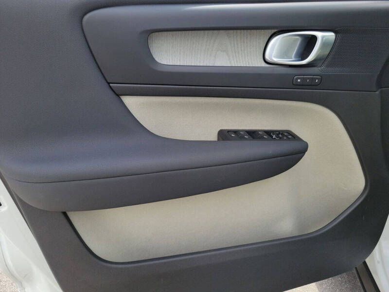 2023 Volvo XC40 B5 Plus Bright Theme