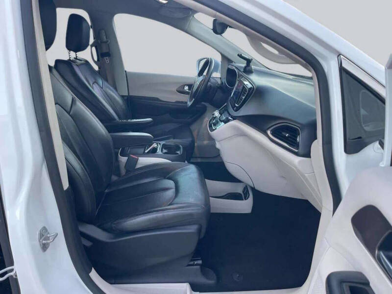 2017 Chrysler Pacifica Touring-L