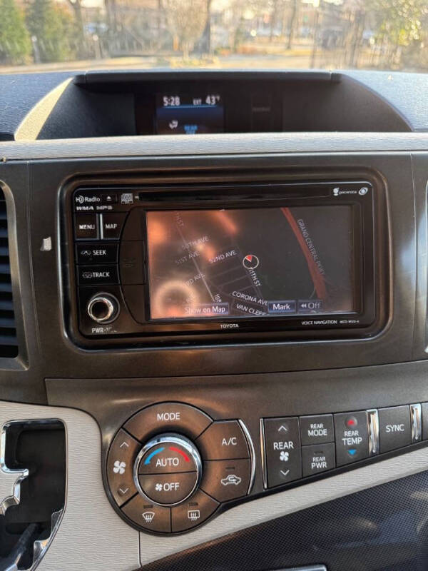 2014 Toyota Sienna SE 8-Passenger