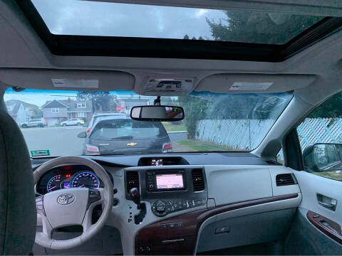 2014 Toyota Sienna XLE 7-Passenger