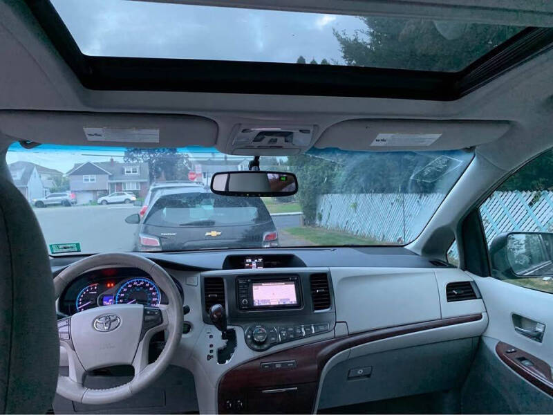 2014 Toyota Sienna XLE 7-Passenger