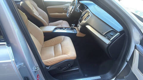 2017 Volvo XC90 T6 Momentum