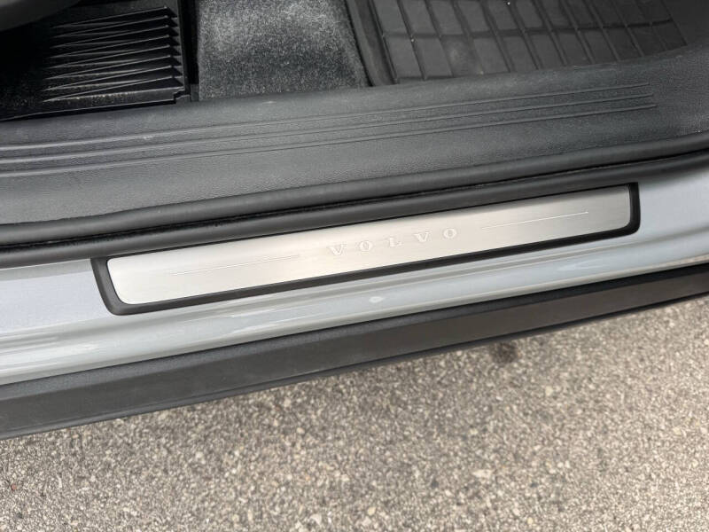 2024 Volvo XC40 B5 Plus Bright Theme