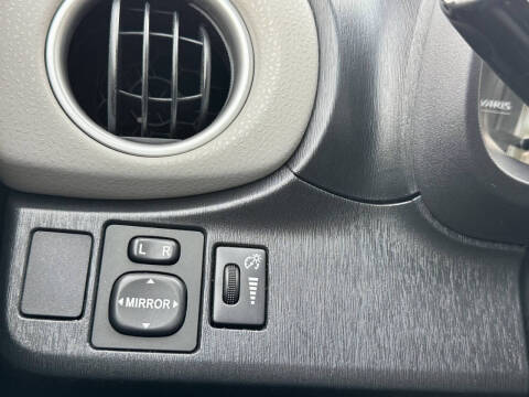 2013 Toyota Yaris 5-Door LE