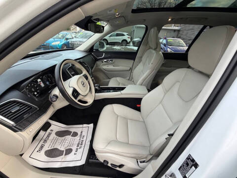 2020 Volvo XC90 T6 Momentum 7-Passenger
