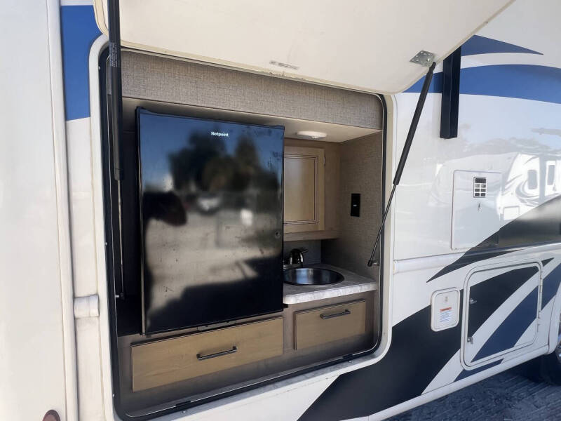 2021 Thor Motor Coach Hurricane