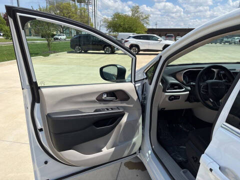 2024 Chrysler Voyager LX