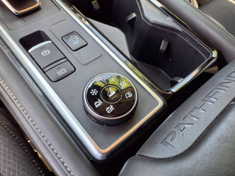 2022 Nissan Pathfinder SV