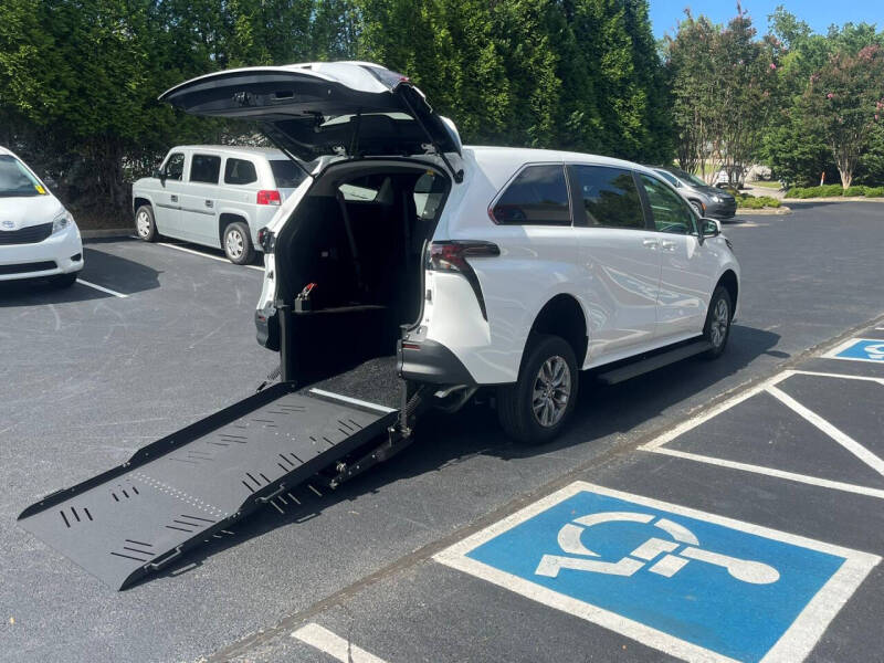 2025 Toyota Sienna LE 8-Passenger