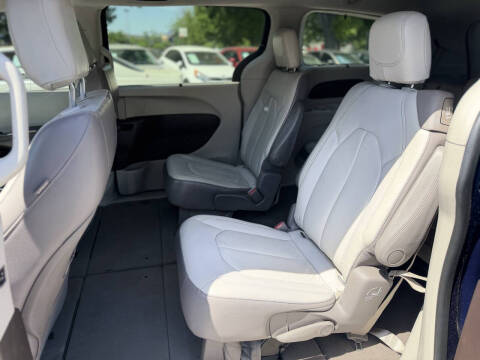 2017 Chrysler Pacifica Touring-L
