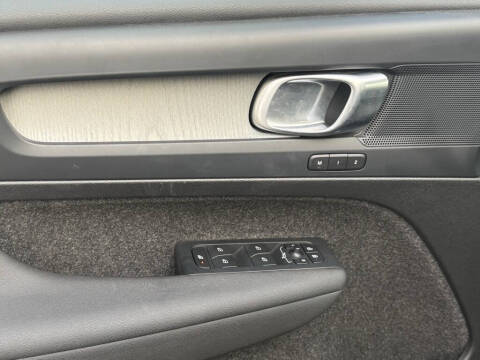 2025 Volvo XC40 B5 Plus Bright Theme