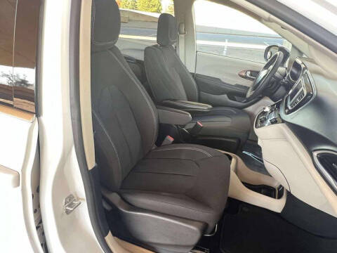 2024 Chrysler Voyager LX