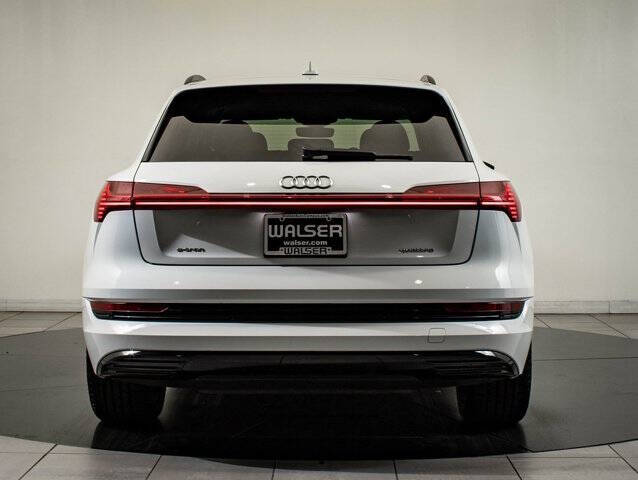 2021 Audi e-tron quattro Premium